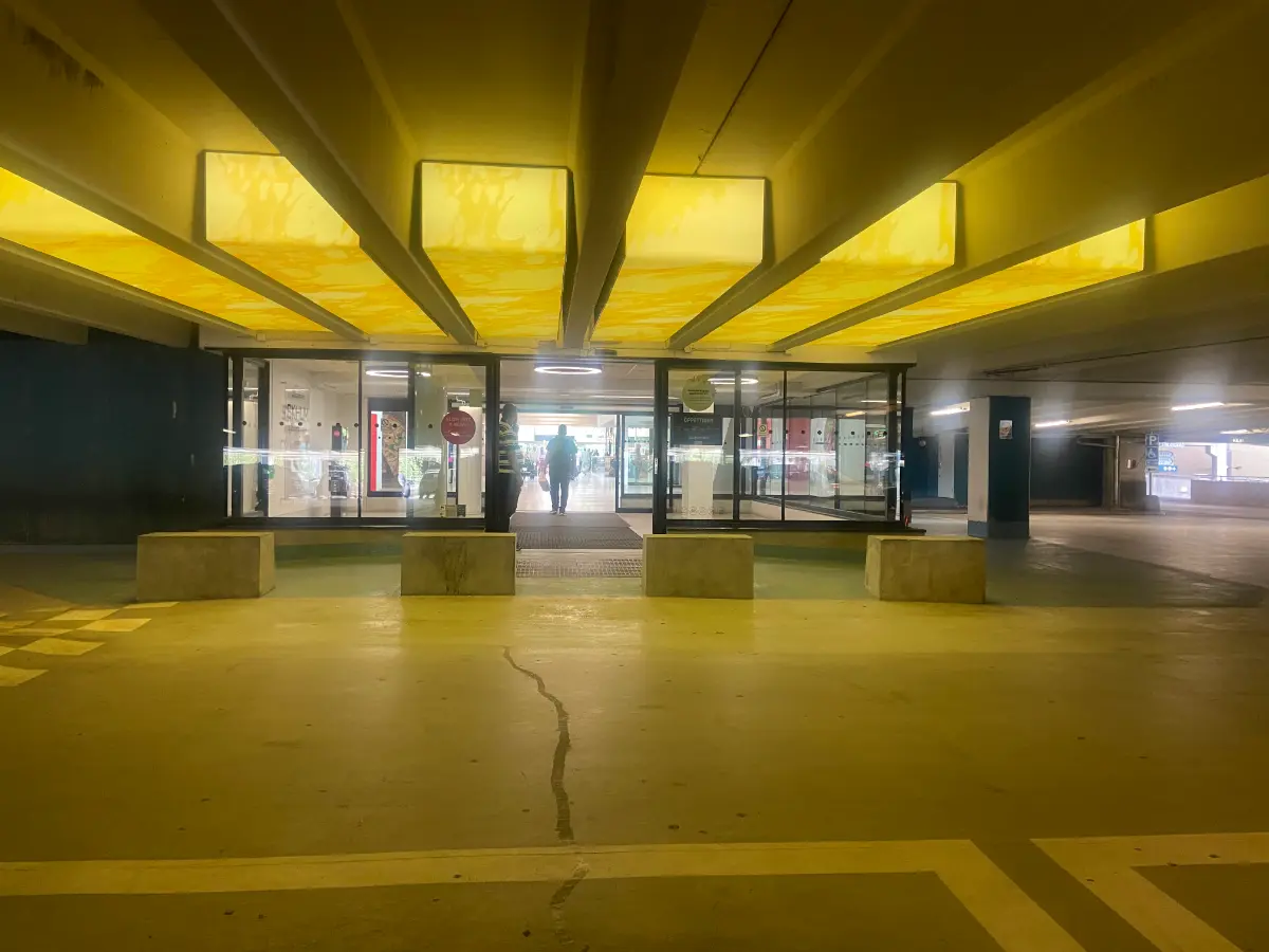 Impregnerat och dammbundet betonggolv i garagemiljö