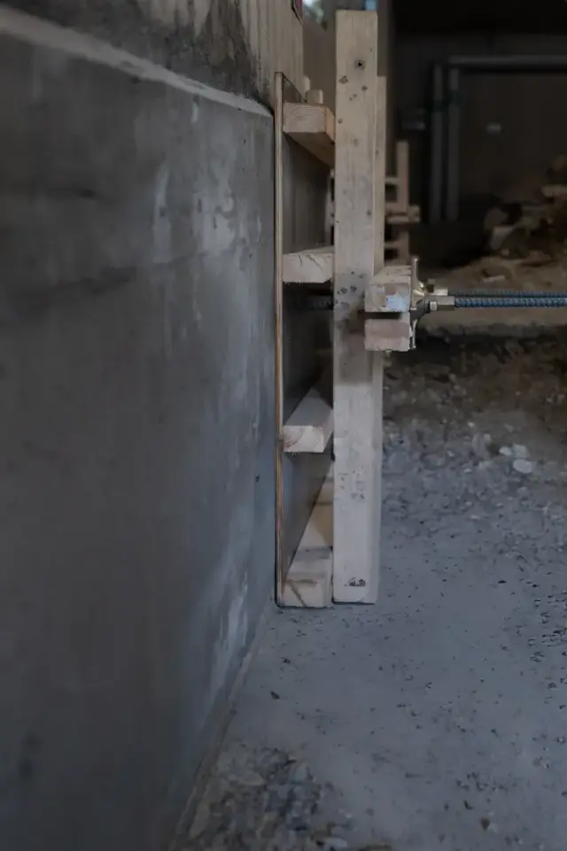 Formsättning vid betongvägg