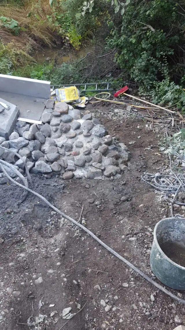 Markarbete med sten vid slänt