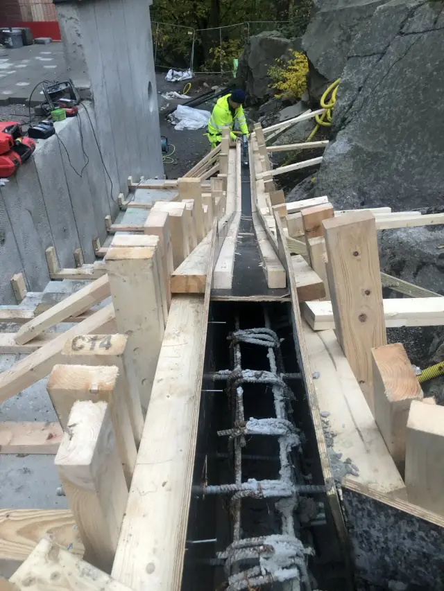 Formsättning och armering mot berg