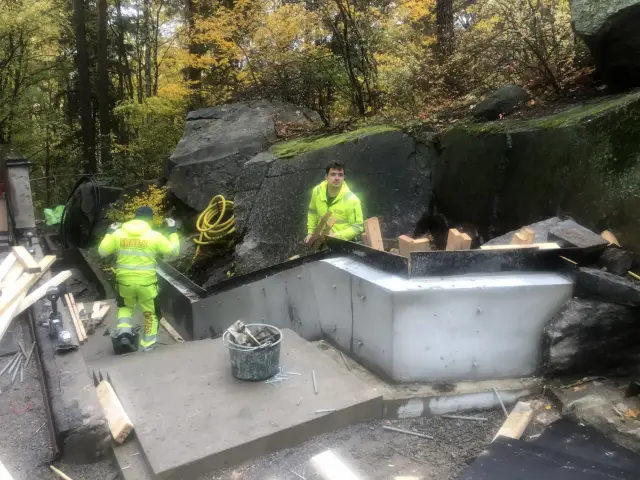 Gjuten betongpool under uppbyggnad