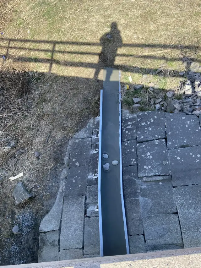 Gjuten kant längs slänt