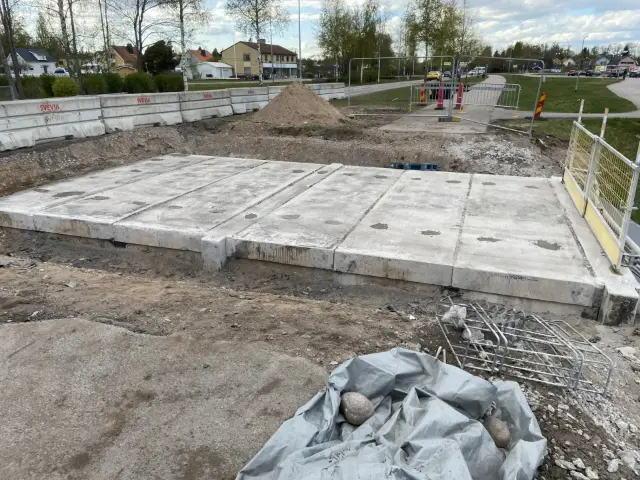 Gjutna betongplattor på grund