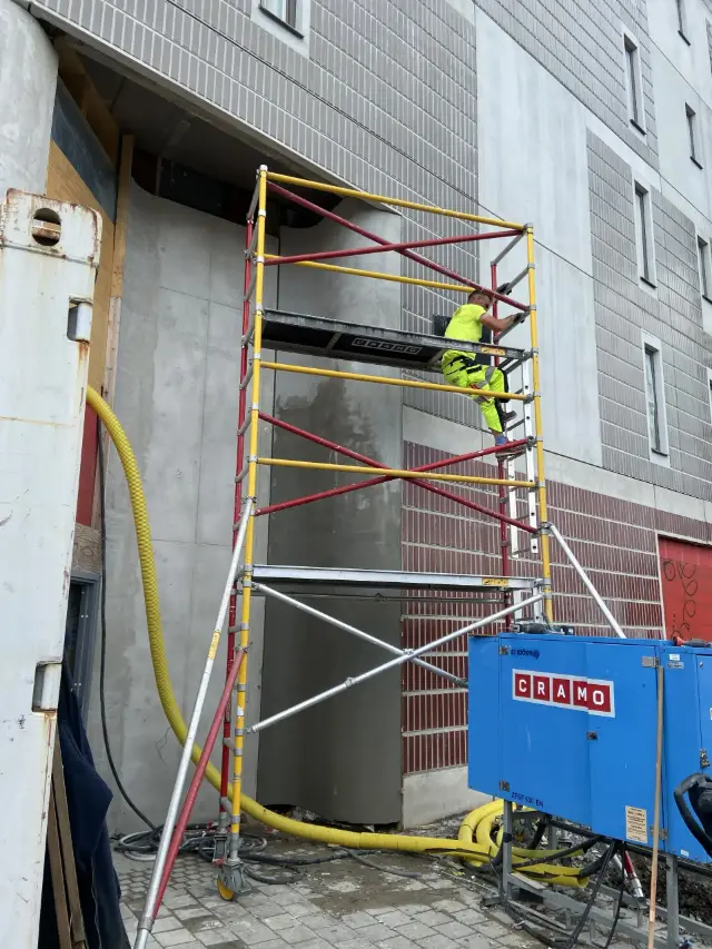 Arbete vid betongvägg med ställning