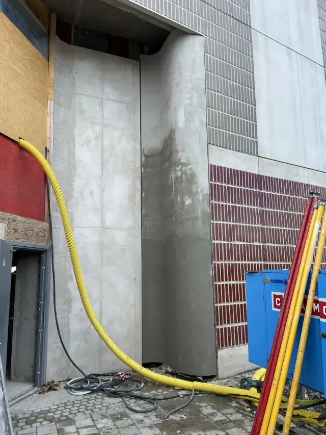 Betongvägg vid fasad