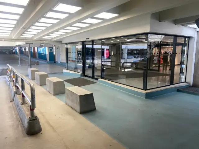 Garageentré med behandlat betonggolv